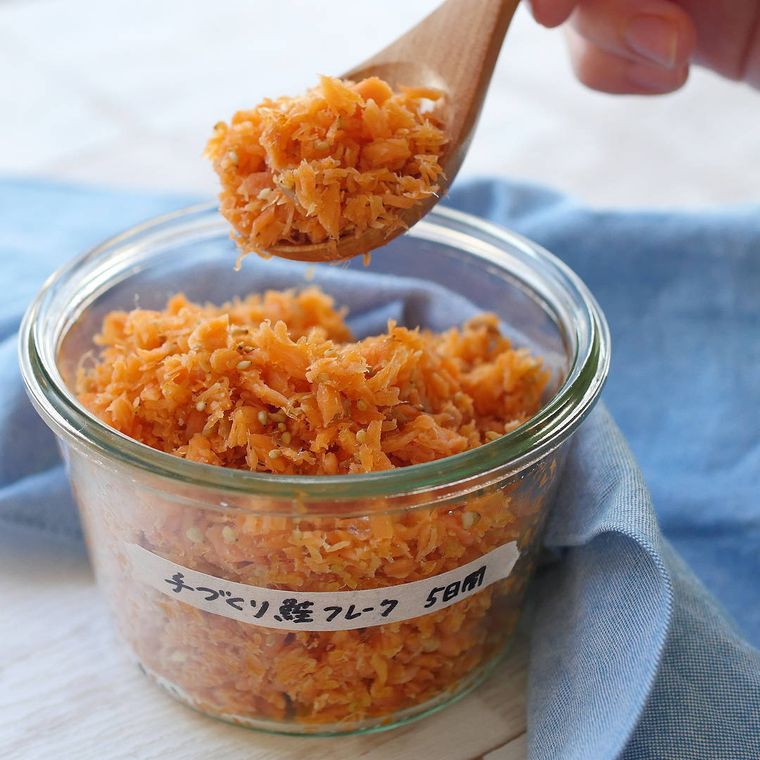 鮭フレークをスプーンですくっている様子