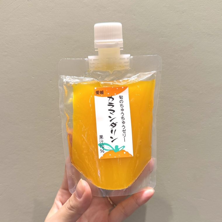 手に持ったちゅうちゅうゼリーカラマンダリン味