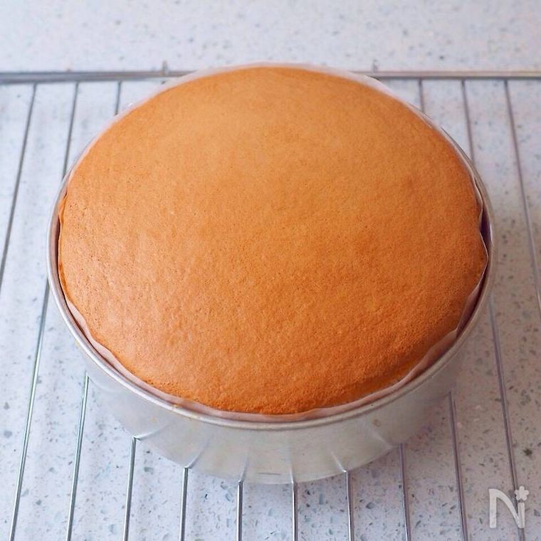 型に入ったスポンジケーキ