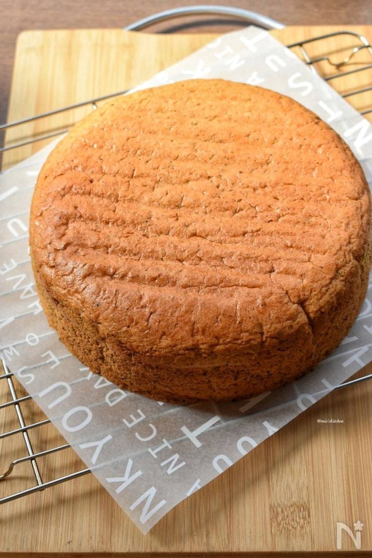 クッキングシートの上にのった紅茶のスポンジケーキ