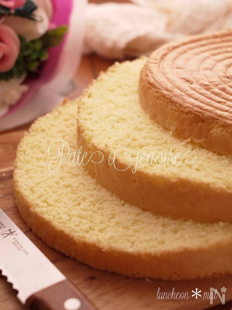 重ねられた3枚のスポンジケーキ