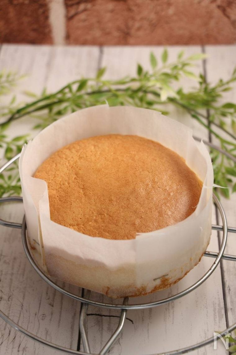 網の上にスポンジケーキがのっている様子