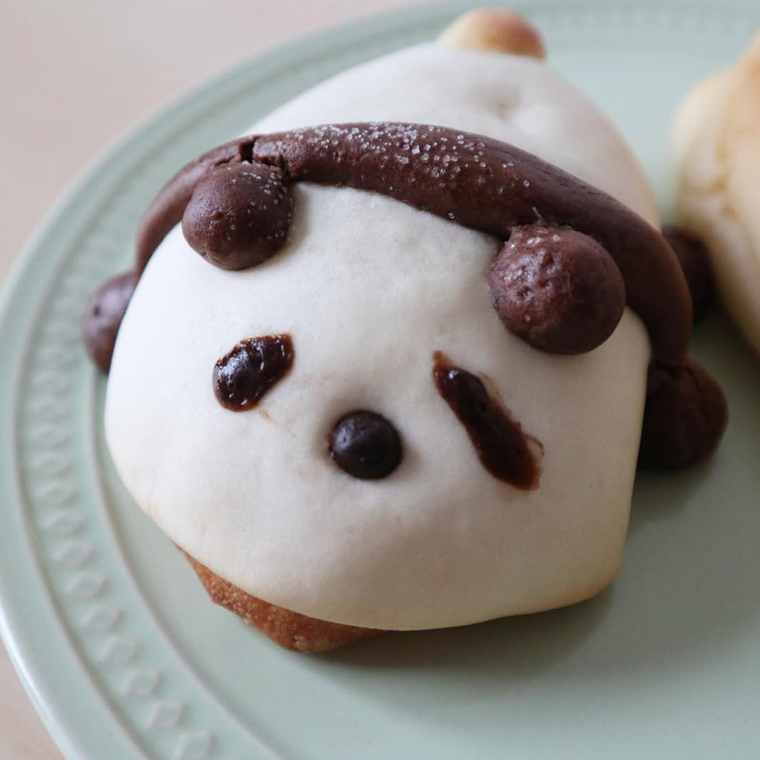 ホワイトチョコたっぷり、パンダの形をしたクッキーパンダ