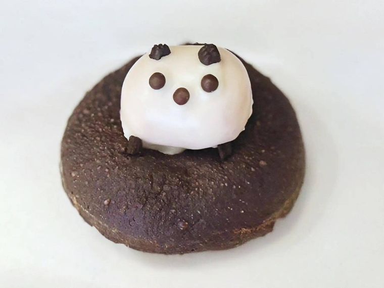 小さなパンダがのったドーナツ