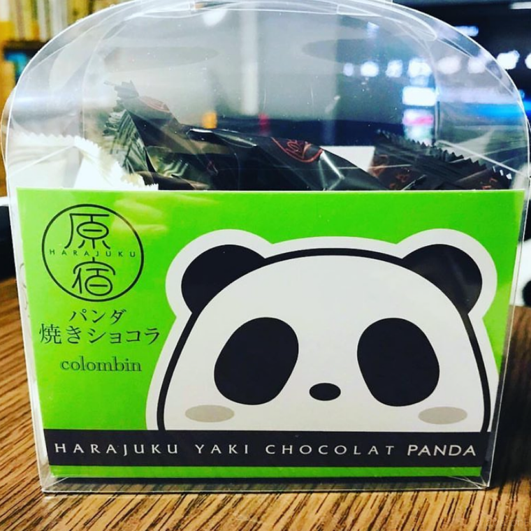 緑のパッケージにパンダの大きなイラストが描かれた、パンダ焼きショコラ