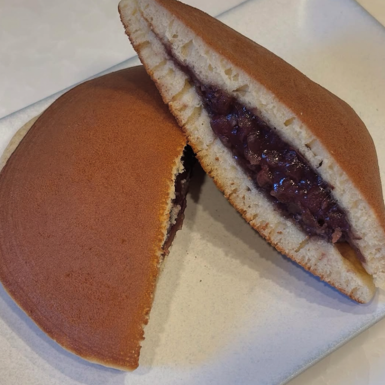 きつね色のふわふわ生地にたっぷりのあんこが入ったうさぎやのどら焼き