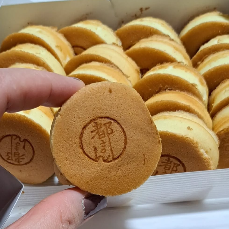 大判焼きのような丸い形の都まんじゅう