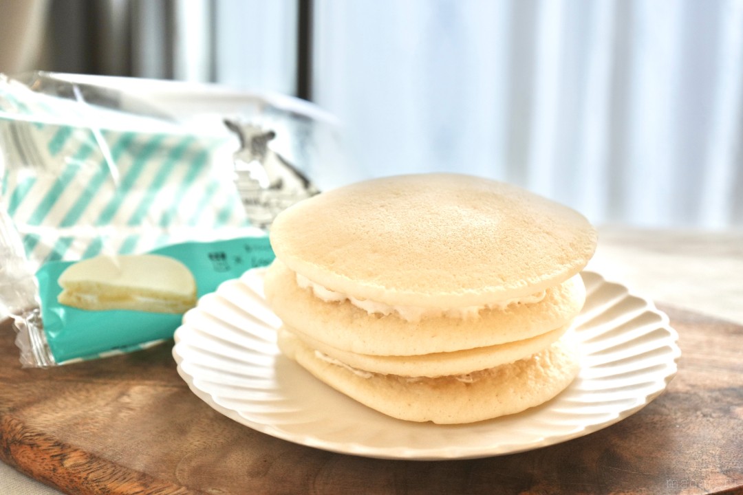 ワンハンドでかぶりつく多幸感。ローソン限定「MILKふわもちパンケーキ