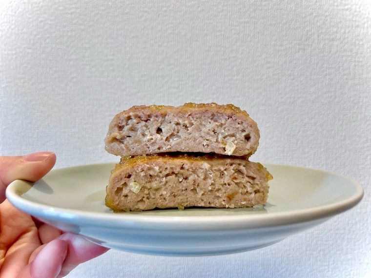 半分にカットしたほっともっとの和風オニオンソースハンバーグ