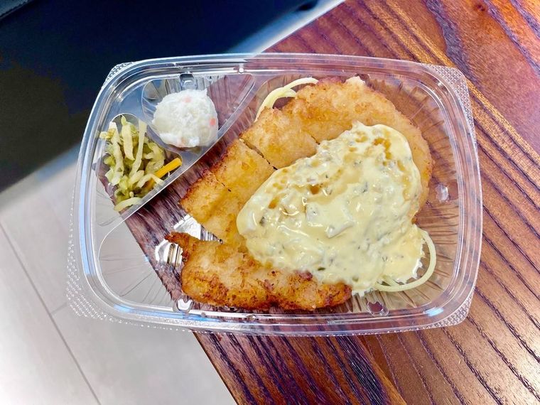 ほっともっとのチキン南蛮おかずのみがテーブルに置かれている