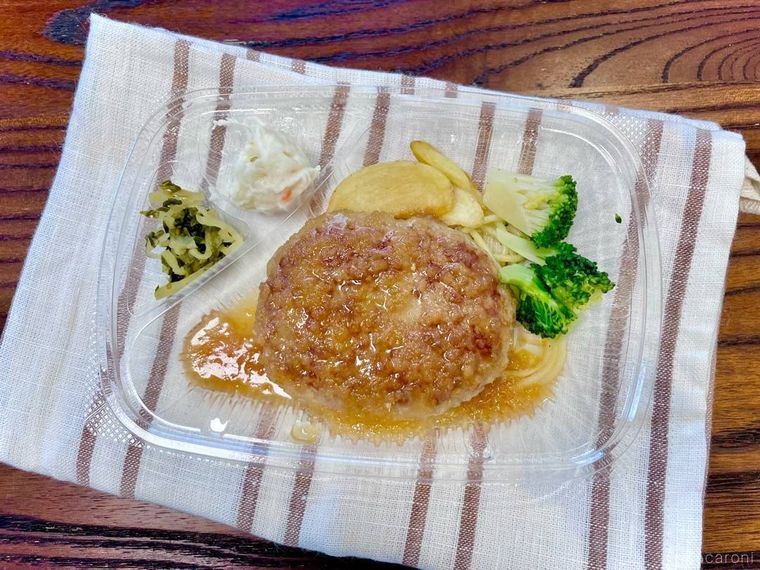 ほっともっとの和風オニオンソースハンバーグがテーブルに置かれている