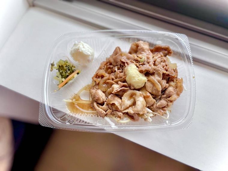 ほっともっとのしょうが焼きおかずのみがテーブルに置かれている