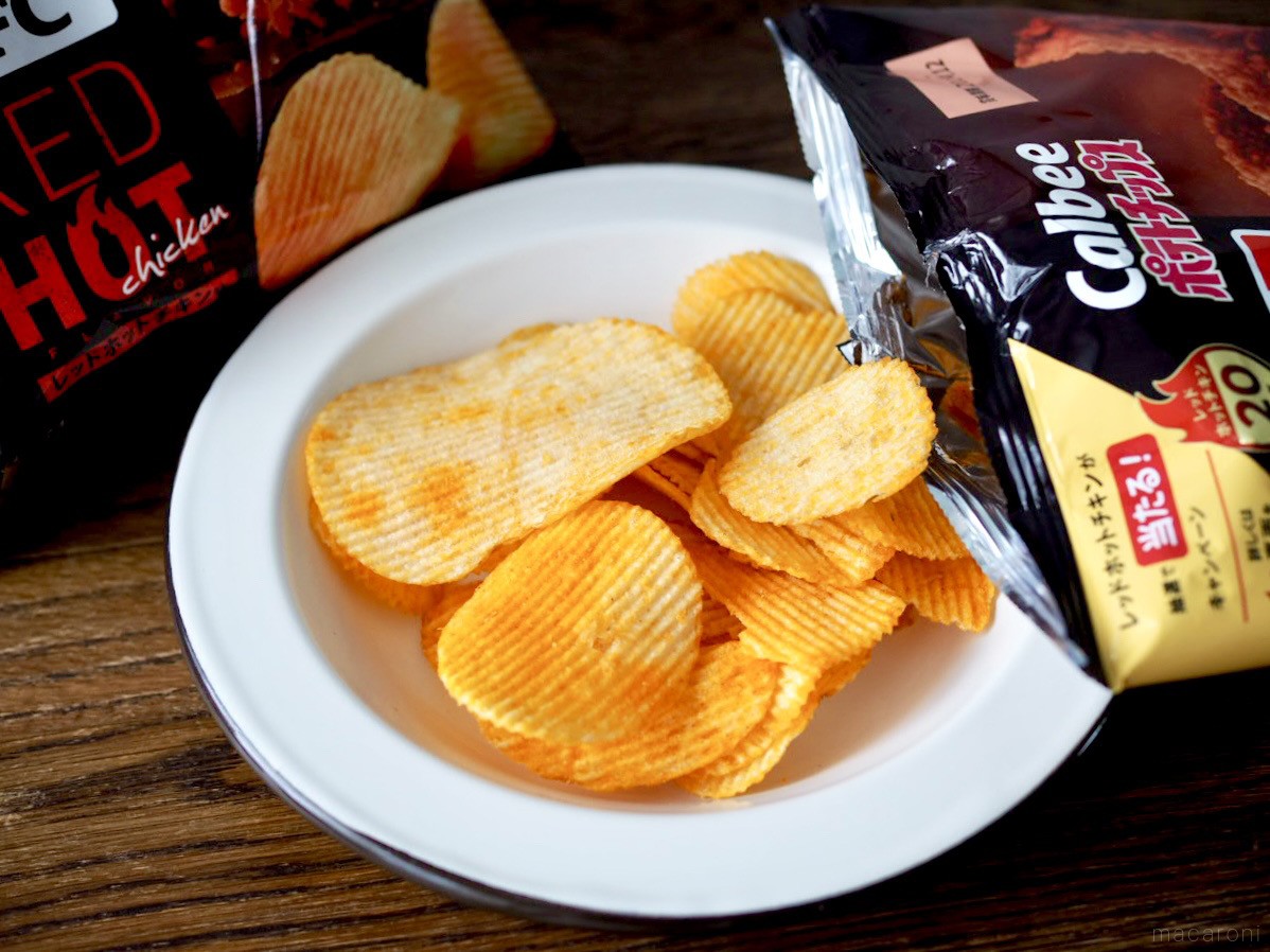 話題作「ケンタッキー味のポテトチップス」を食べ比べ！再現度の高さに「お見事」「おすすめの食べ方は…」 macaroni