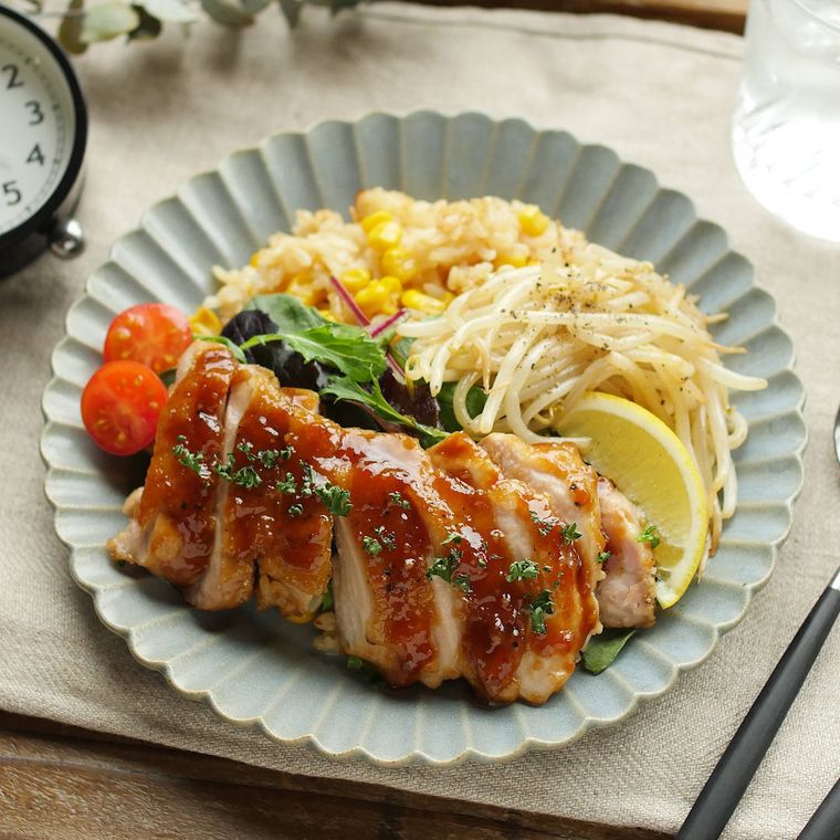 花型の皿に盛り付けたガリバタチキンプレート