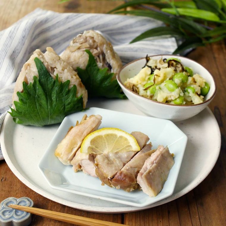 白い丸皿に盛り付けたみそ塩麹チキン定食