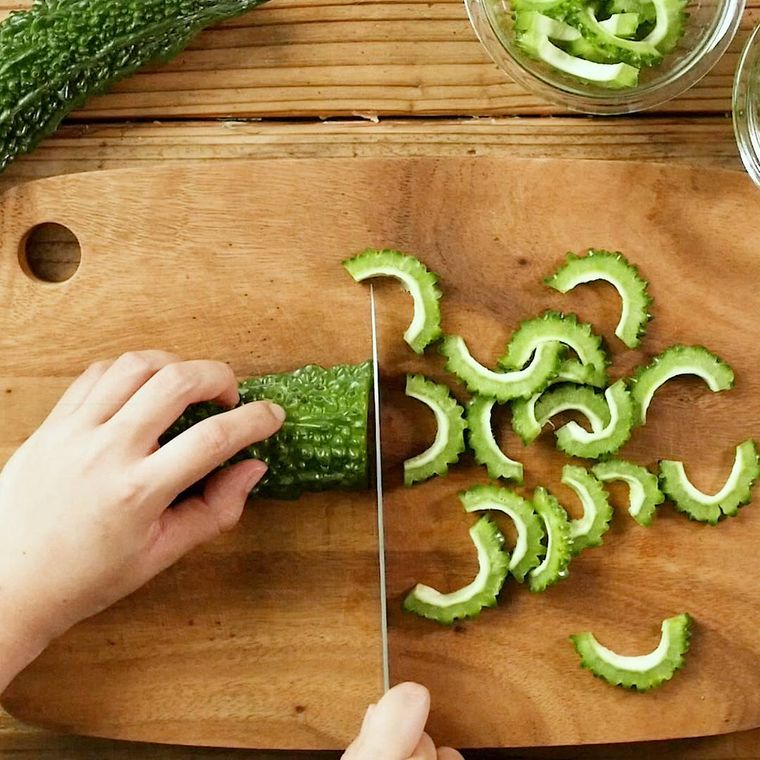 ゴーヤを半月切りにしている様子