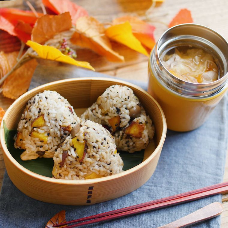 曲げわっぱに入ったさつまいもとしめじのおにぎりと、スープジャーに入った豚汁