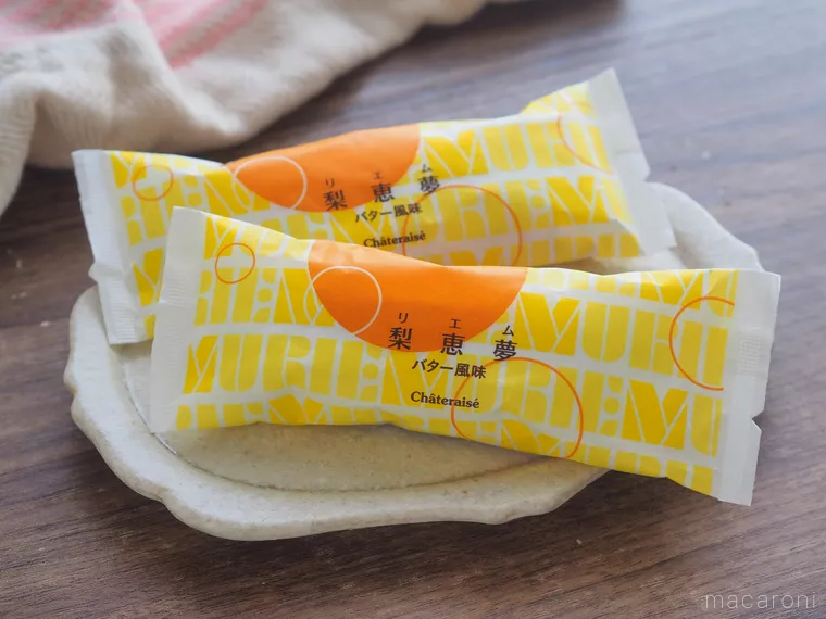 白いお皿に置かれたシャトレーゼの梨恵夢 バター風味