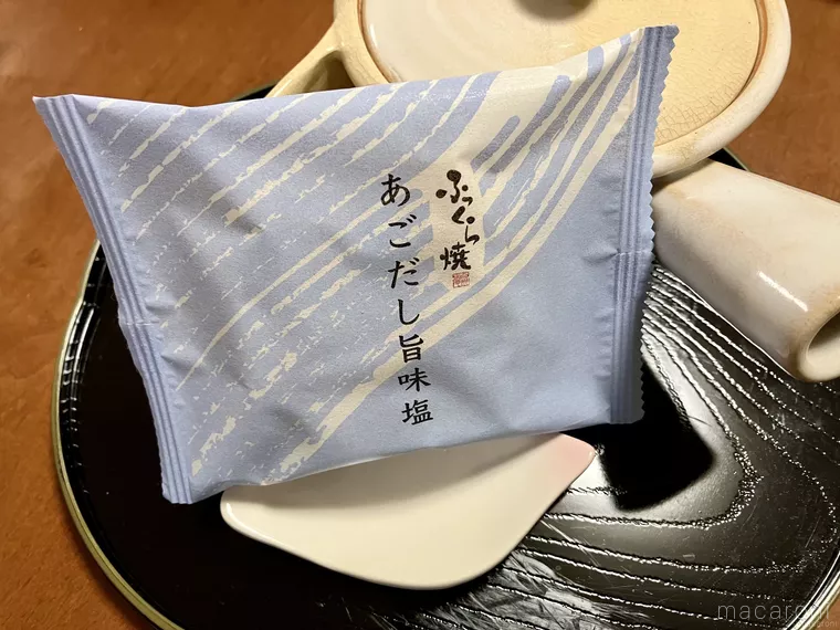 黒いお盆に置かれたシャトレーゼのふっくら焼き あごだし旨味塩