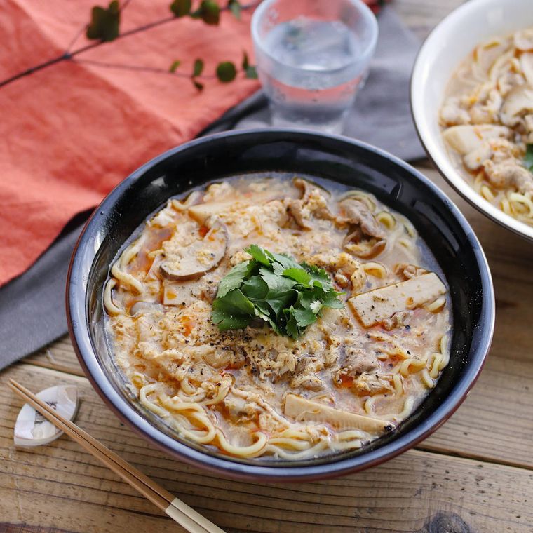 黒い器に盛り付けた具材たっぷり酸辣湯麺