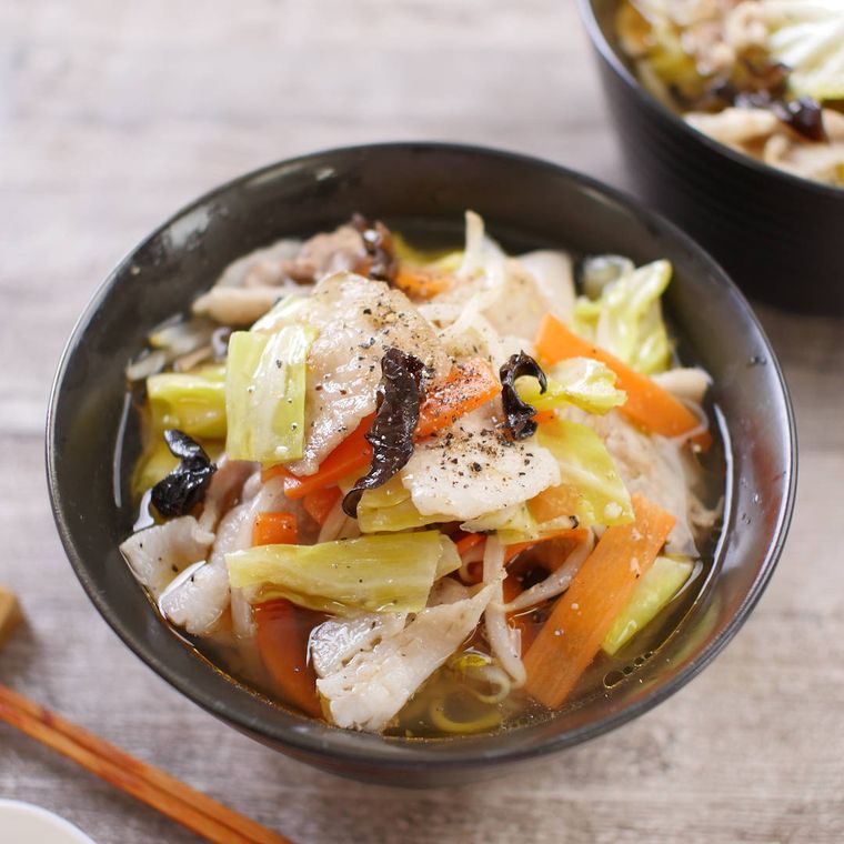 黒い器に盛り付けた野菜たっぷりタンメン