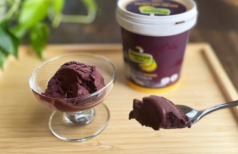 スプーンですくったアサイーバナナブレンド