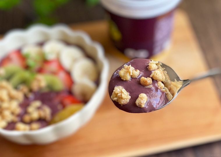 スプーンですくったアサイーボウル