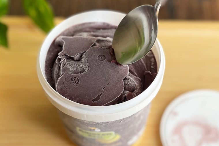 アサイーバナナブレンドにスプーンを刺しているところ