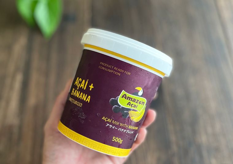 業務スーパーのアサイーバナナブレンドを手に持っている写真