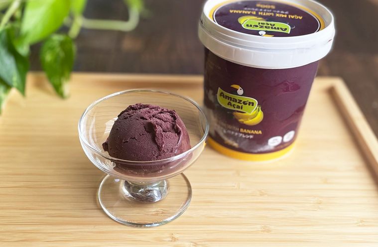 グラスに盛り付けたアサイーバナナブレンド