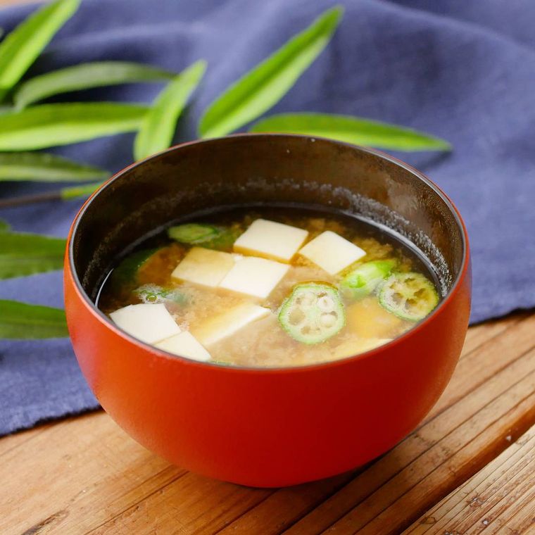 朱色の椀に盛り付けられたオクラの味噌汁