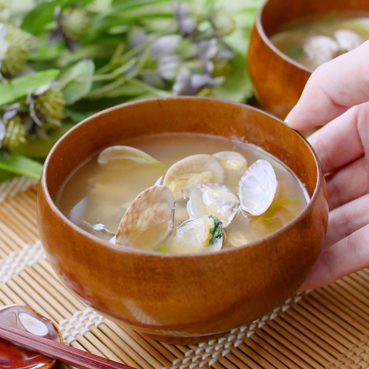 茶色い椀に盛り付けられたあさりの味噌汁