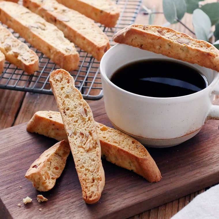 木製ボードにのったビスコッティとコーヒー