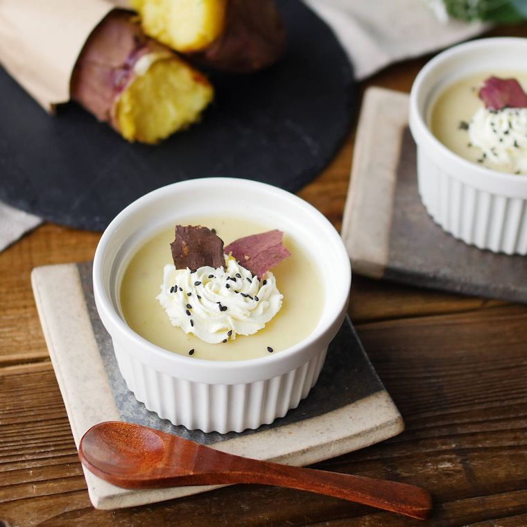 白いココットに入った焼き芋プリン