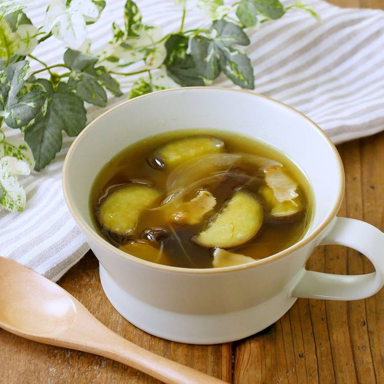 白いカップに入ったなすのコンソメスープ