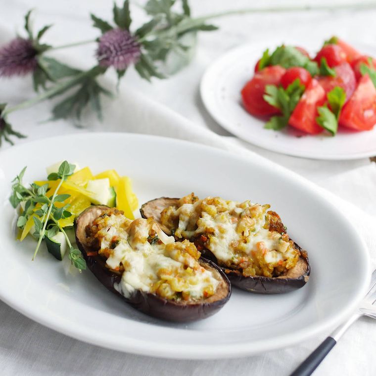 白い皿にのったとろとろなすのカレーチャーハン
