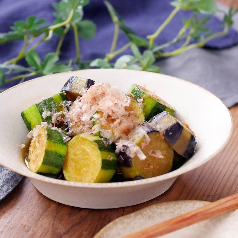 白い皿に盛られたなすとズッキーニの煮浸し