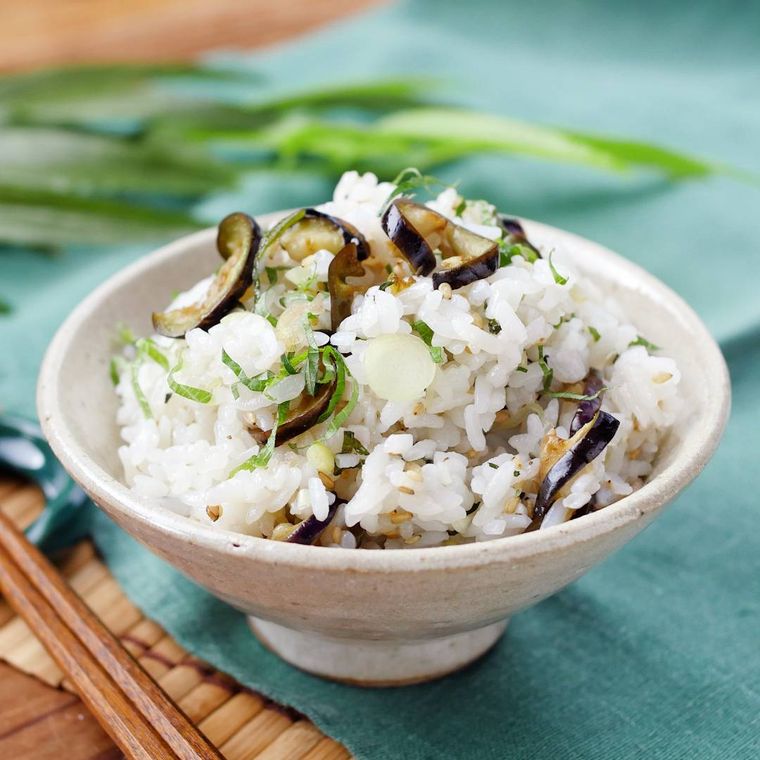 茶碗に入ったなすのさっぱり混ぜご飯