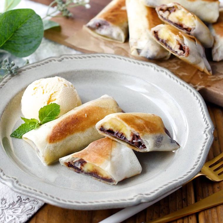 白い皿にのったとろけるバナナ春巻き