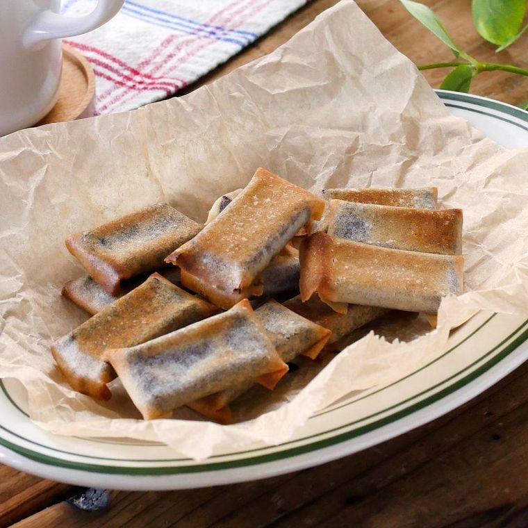 クッキングシートの上にのったパリパリチョコ