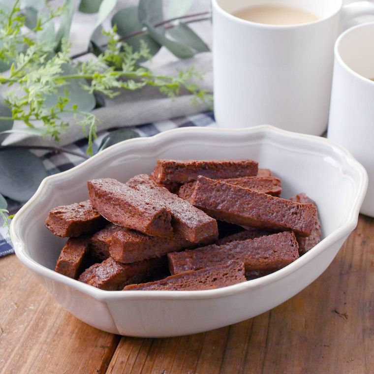 食パンの耳を使ったチョコラスクが、白い器に盛られている