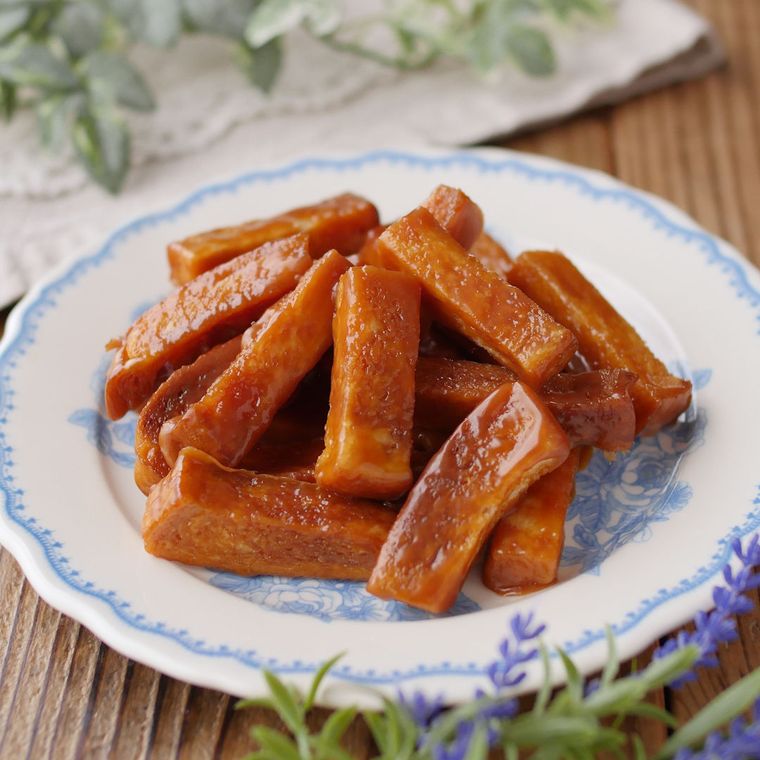 細切り食パンを使った塩キャラメルかりんとうが、青い絵皿に盛られている