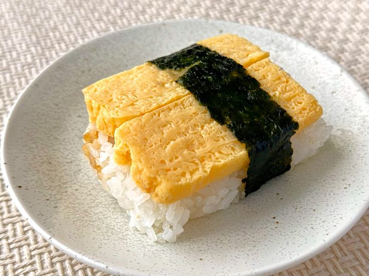 丸皿にのった玉子の寿司