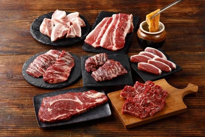 焼肉用の肉が並んでいる