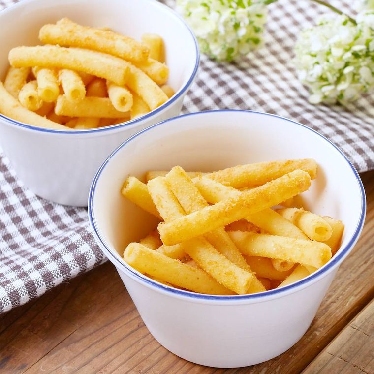 白い深い器に盛られたマカロニきなこ