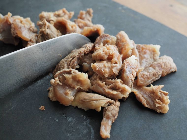 まな板の上で牛すじを切っている様子