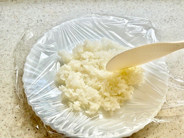 おにぎりをラップで握るのはNG？正しい握り方に「気をつけよう 