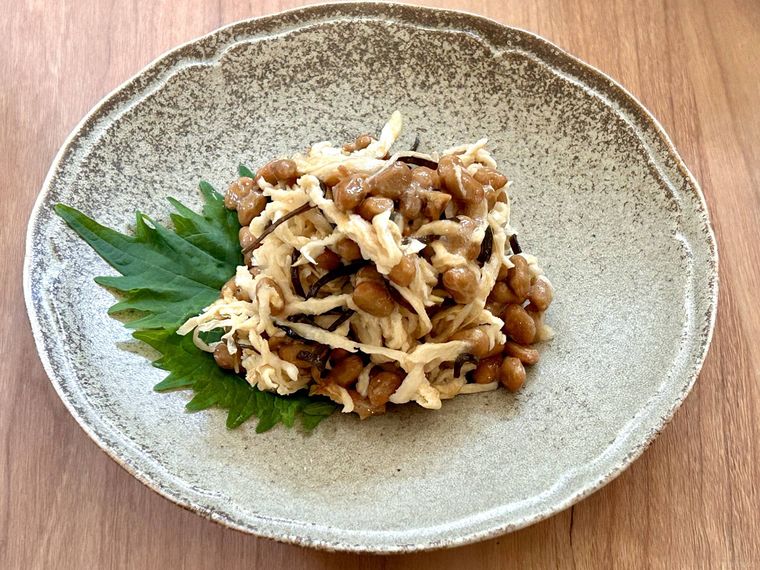 切り干し大根と納豆の塩こんぶ和えが茶色の皿に盛り付けられているところ