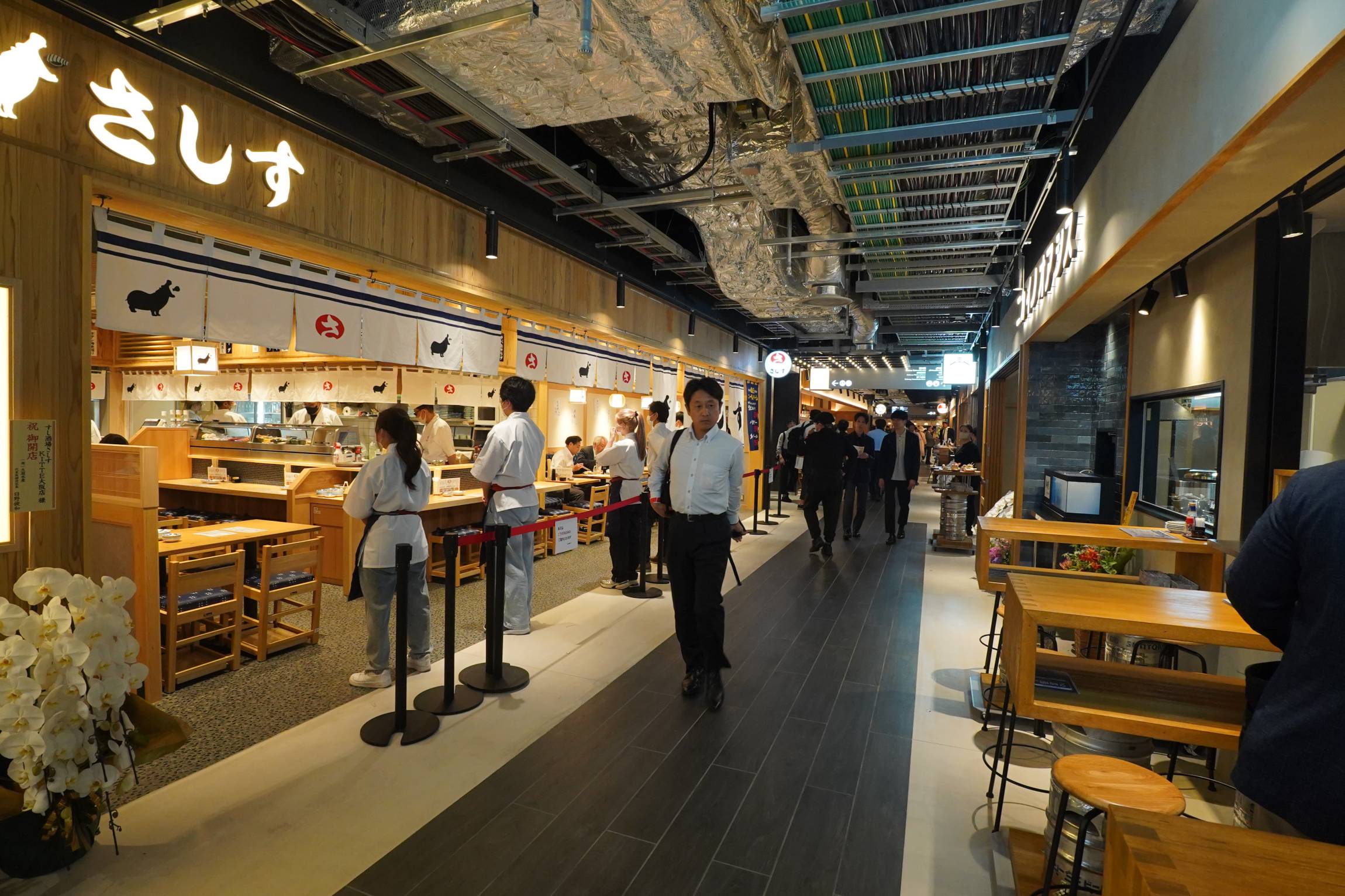 大阪駅直結の大型複合ビル内に「KITTE大阪」が誕生。各フロアの注目ポイントは？ - macaroni