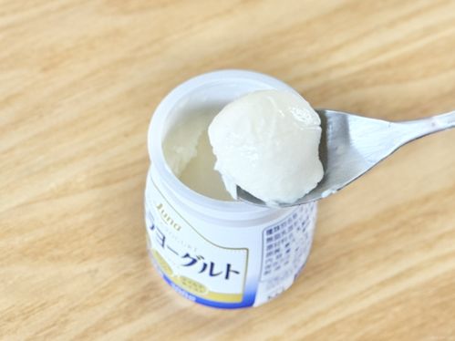 4時間凍らせたバニラヨーグルトをスプーンですくっている様子